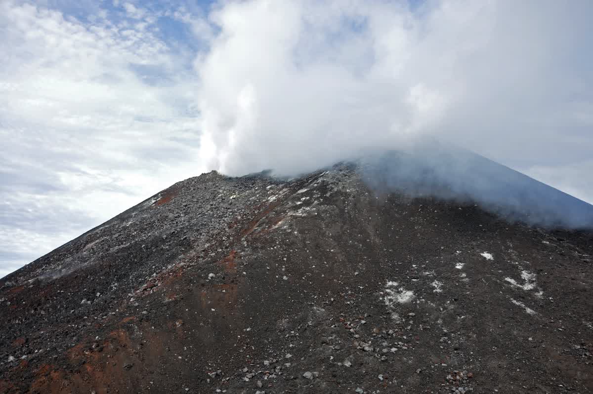 VIRAL Cucu Krakatau, Dua Pulau Baru Muncul Usai Erupsi 25 Jam di Selat Sunda
