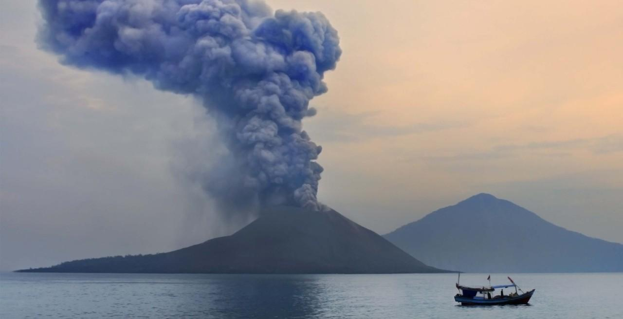CEK FAKTA - Benarkah Erupsi Anak Krakatau Saat Ini Berpotensi Tsunami?