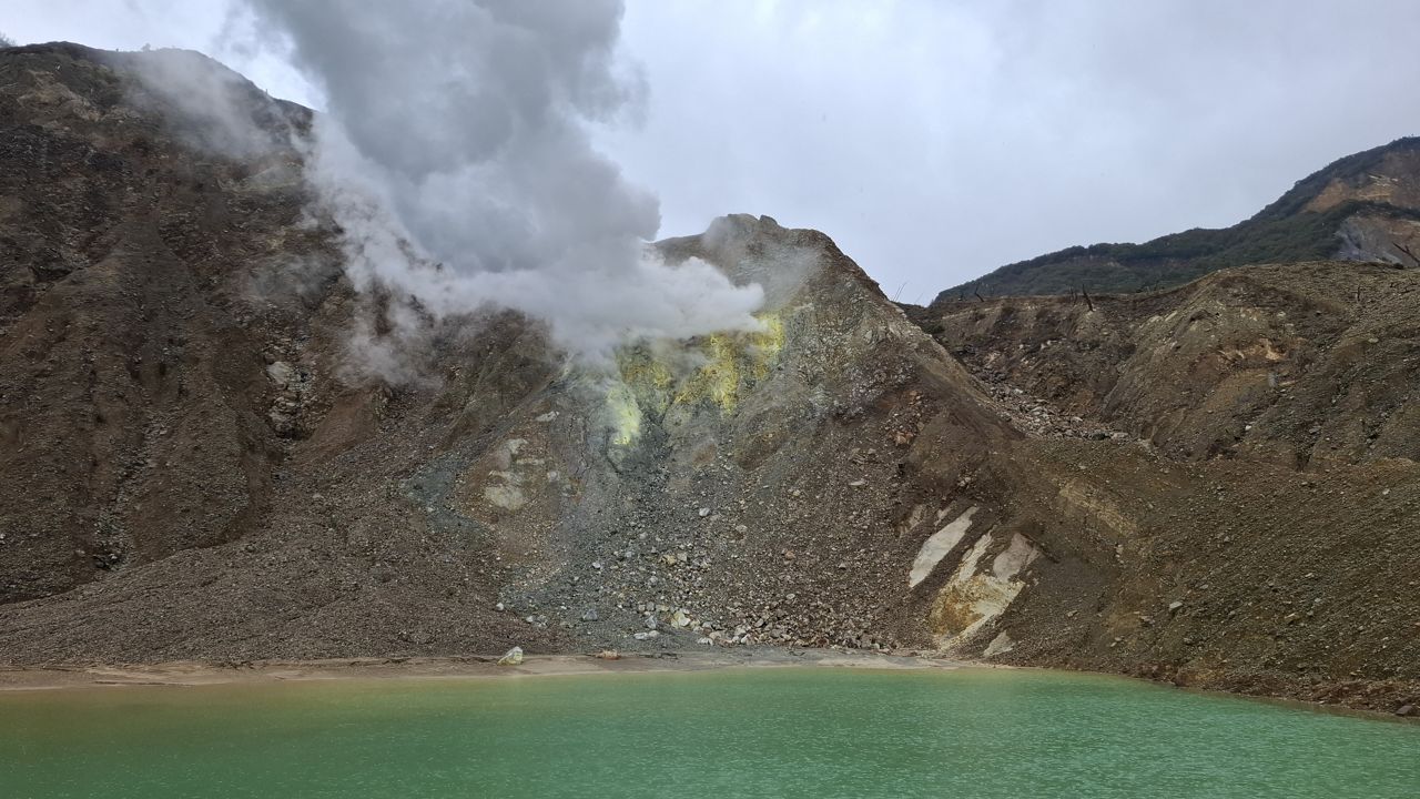 VIRAL Api Biru Menyala di Kawah Papandayan, Pendaki Kini Hanya Boleh Sampai Pos 4