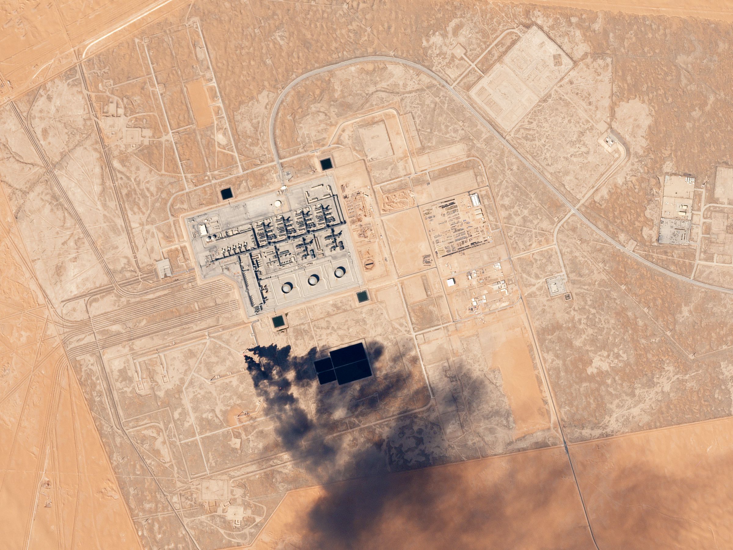 Houthi Serang Kilang Aramco Dekat Riyadh Api dan Asap Menyala