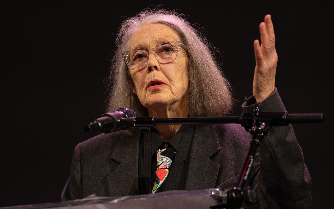 Sedang Dengar Angin di Islandia, Penyair Kanada Anne Carson Raih Nobel Sastra 2026