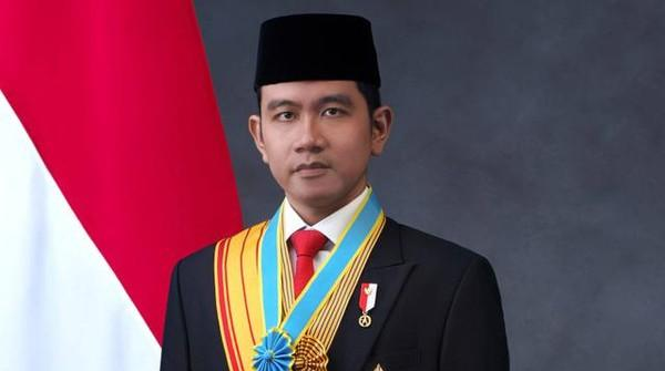 BREAKING NEWS - Polemik Ijazah Gibran Memanas: Jokowi Angkat Bicara, Wacana Pansus DPR Bergulir
