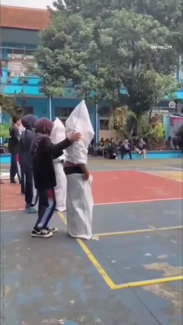 Balap karung tutupi kepala